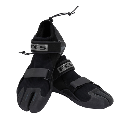 FCS SP2 Reef Boots: black SP2 reef boots, pair shown from the front