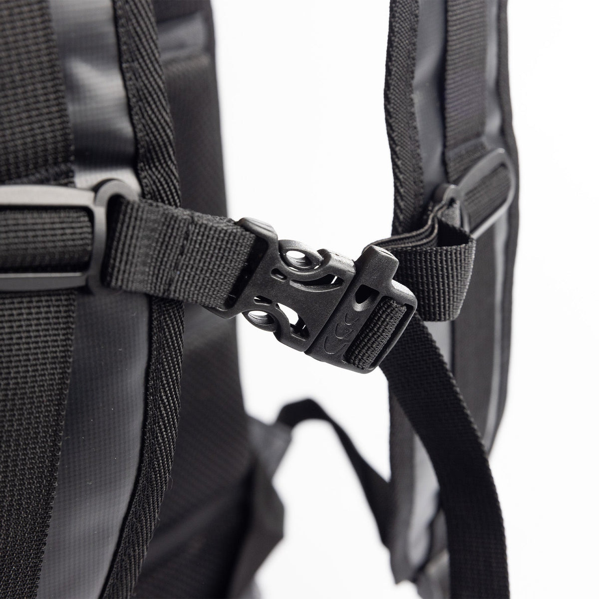 Ocean & Earth Elements 40 L Wetsuit Bag: waist strap buckle detail