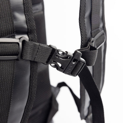 Ocean & Earth Elements 40 L Wetsuit Bag: waist strap buckle detail