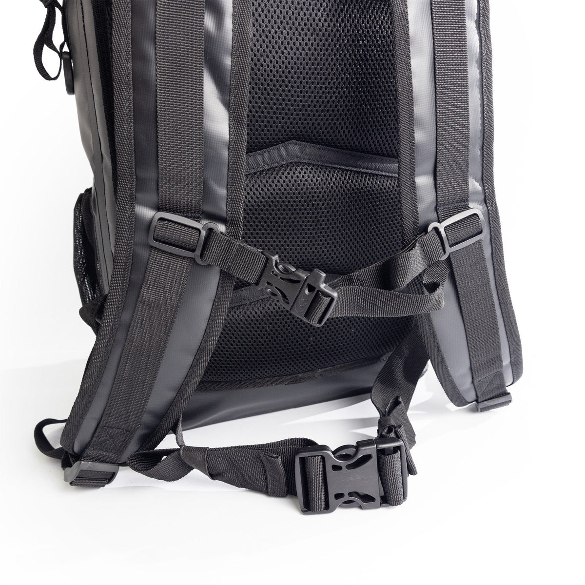Ocean & Earth Elements 40 L Wetsuit Bag: back padding and waist belt