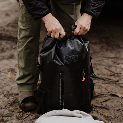 Ocean & Earth Elements 40 L Wetsuit Bag: closing the bag outdoors
