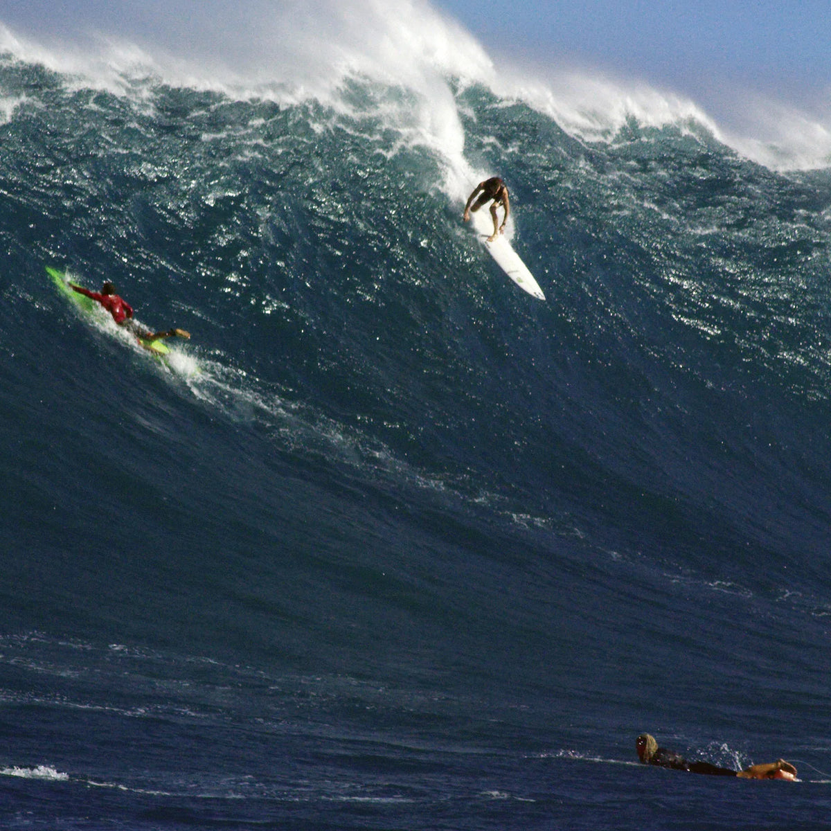 Ocean & Earth Big Wave Pin Release Leash – 10 ft: surfer on a large wave