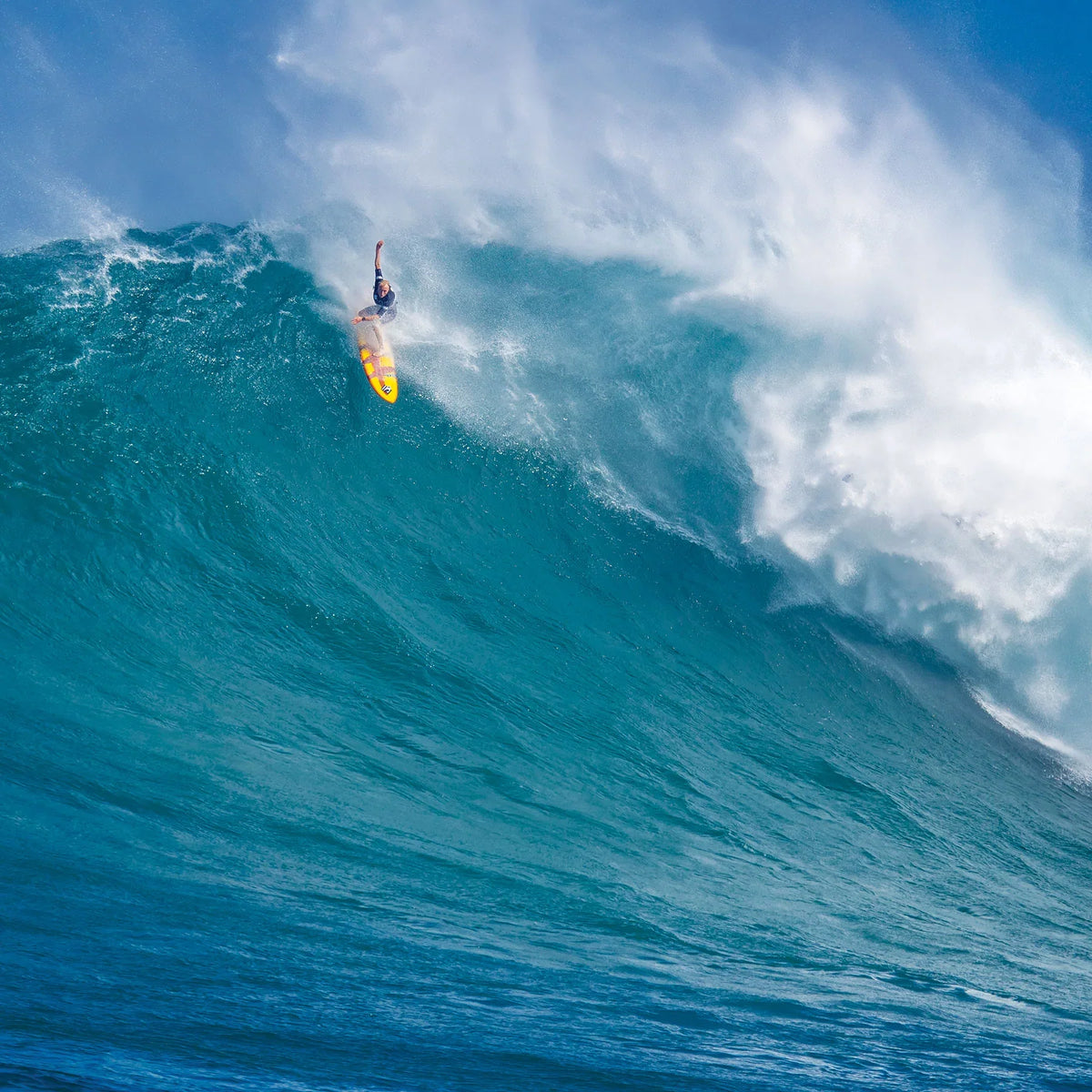 Ocean & Earth Big Wave Pin Release Leash – 15 ft: surfer riding a large wave