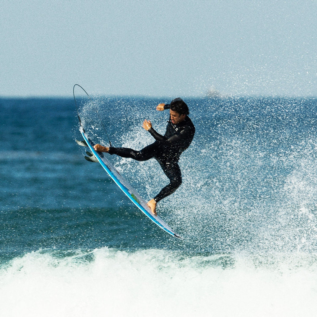 FCS II Tokoro Tri Fins - Performance Core: surfer driving his board above the wave lip