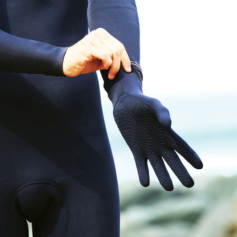 Ocean & Earth Free Flex Gloves – 2 mm: Glove being pulled onto the hand