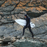 Ocean & Earth ONE Dry Seal Gloves – 3 mm: Surfer carrying a board in cold-water equipment