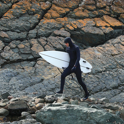 Ocean & Earth ONE Dry Seal Gloves – 3 mm: Surfer carrying a board in cold-water equipment